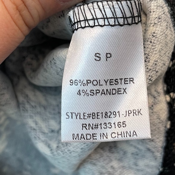 NWT Everleigh Cowl neck top - Picture 4 of 4